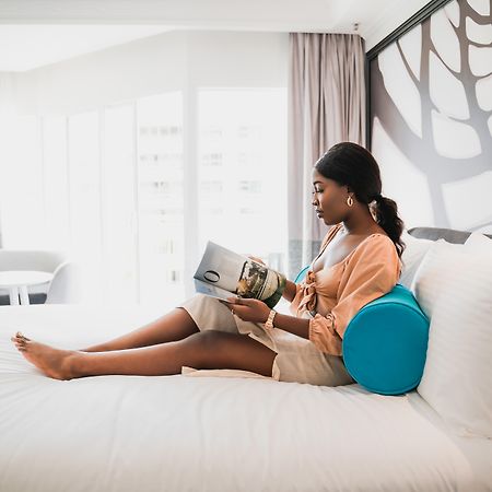 Pullman Cairns International Hotel Buitenkant foto A woman using a laptop