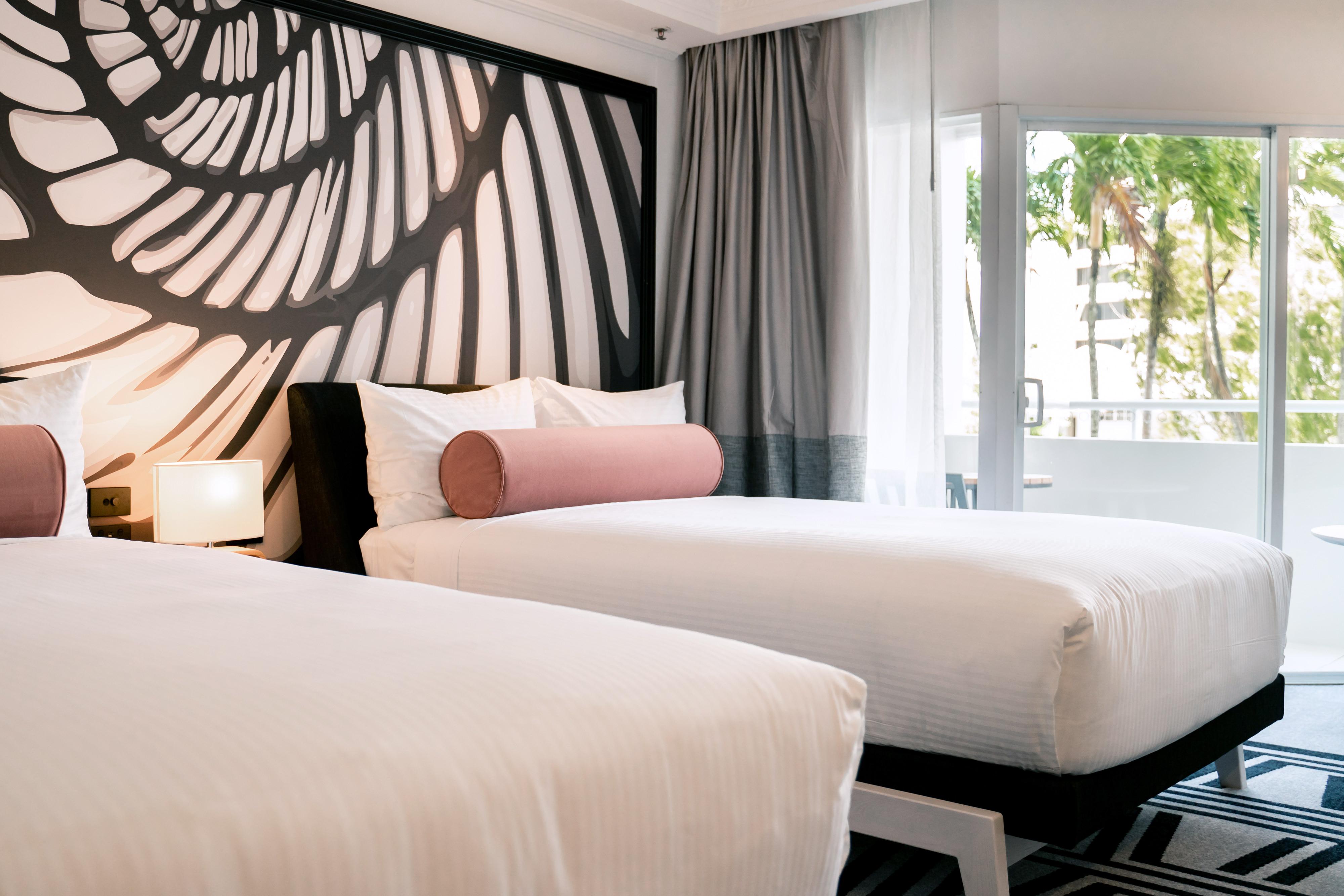 Pullman Cairns International Hotel Buitenkant foto A guest room at the Hotel Zags