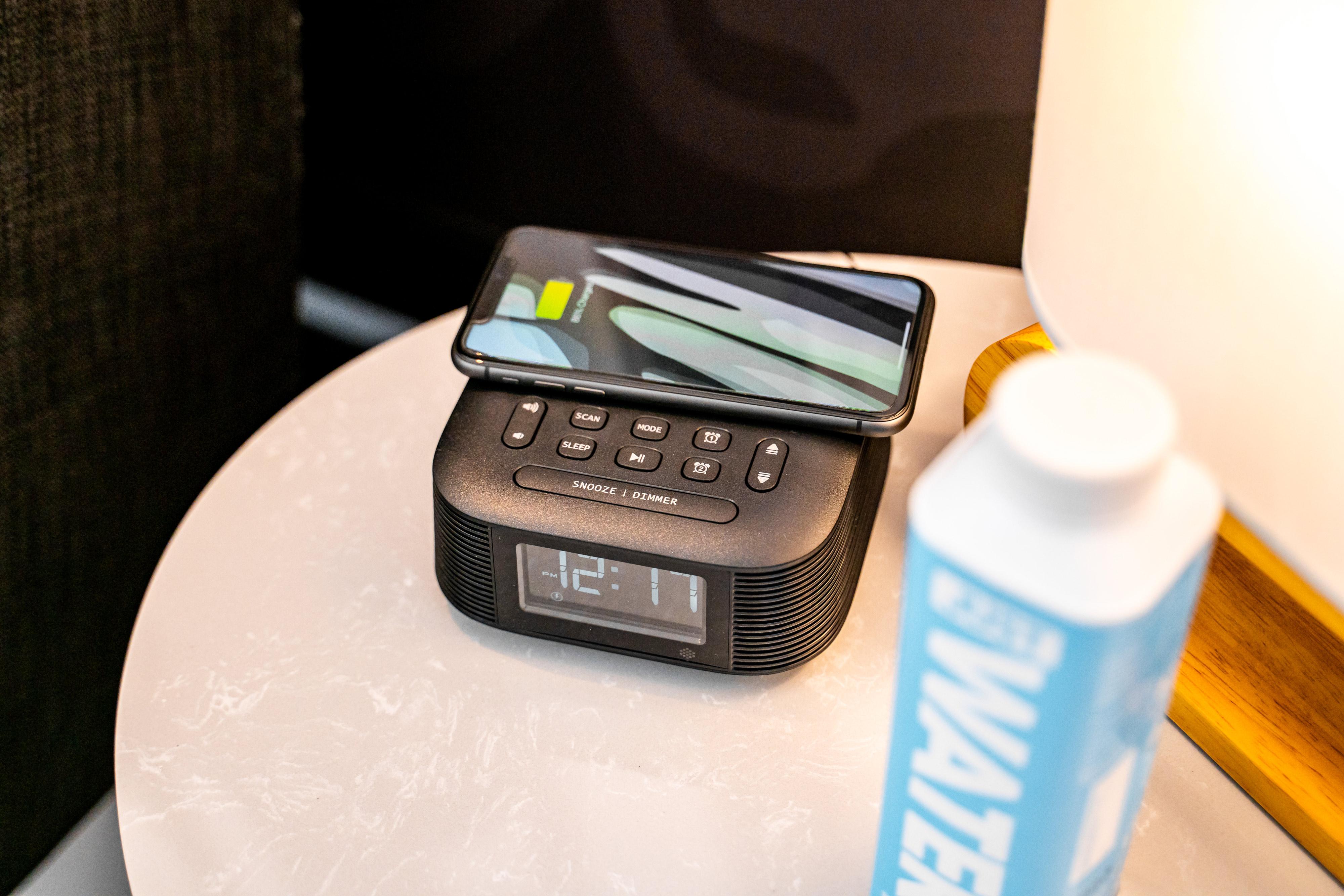 Pullman Cairns International Hotel Buitenkant foto A smartphone being charged on a wireless charging pad