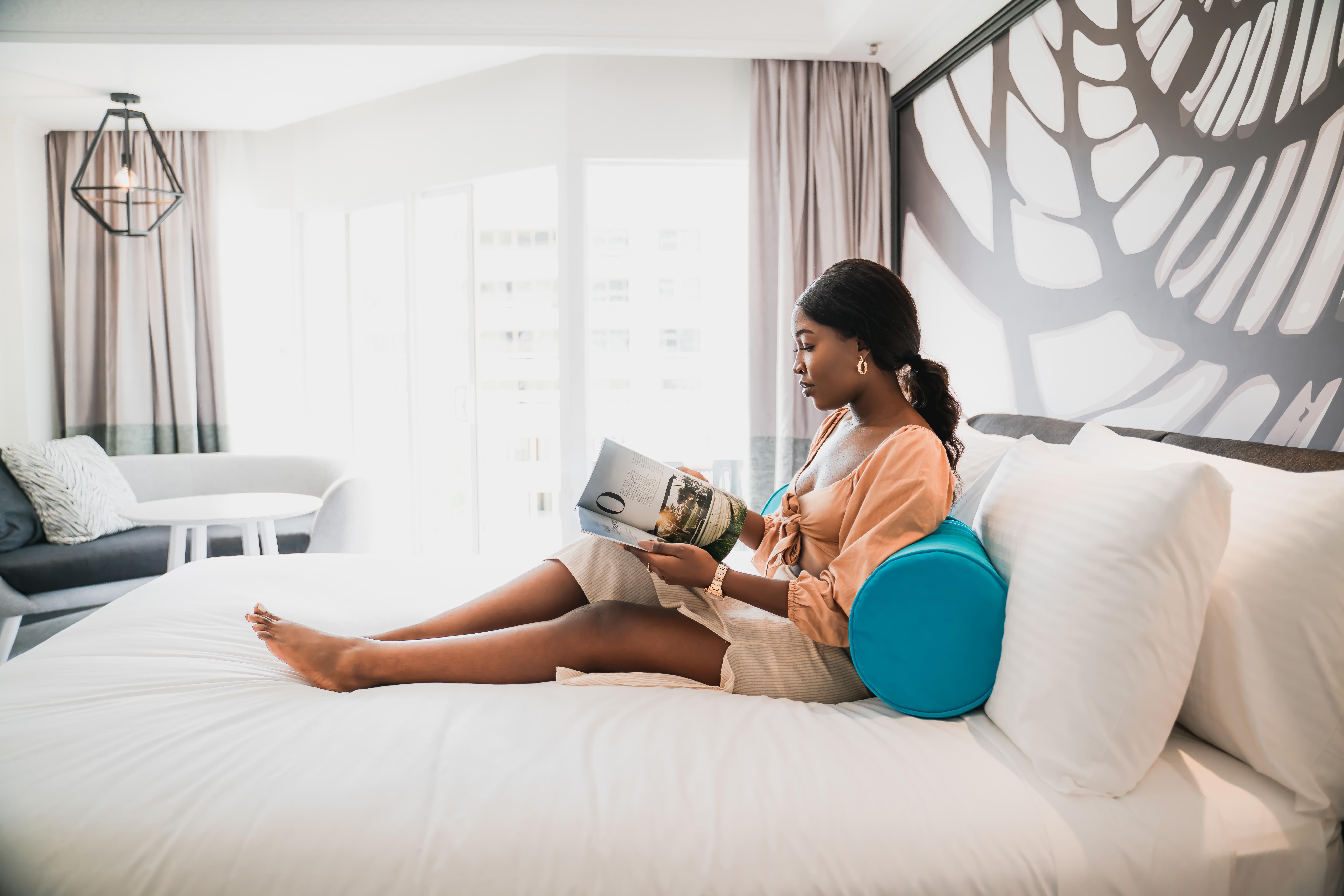 Pullman Cairns International Hotel Buitenkant foto A woman using a laptop