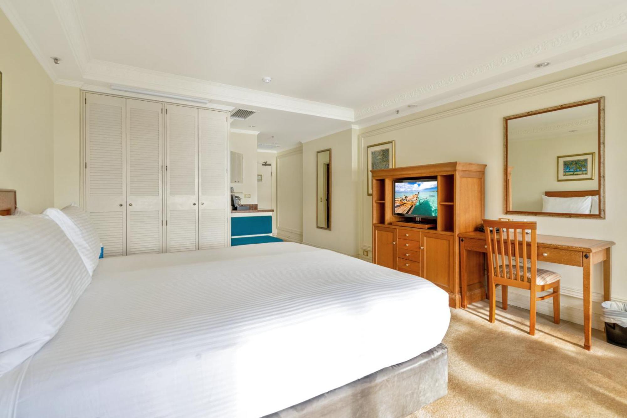 Pullman Cairns International Hotel Buitenkant foto A bedroom at the Grand Hotel