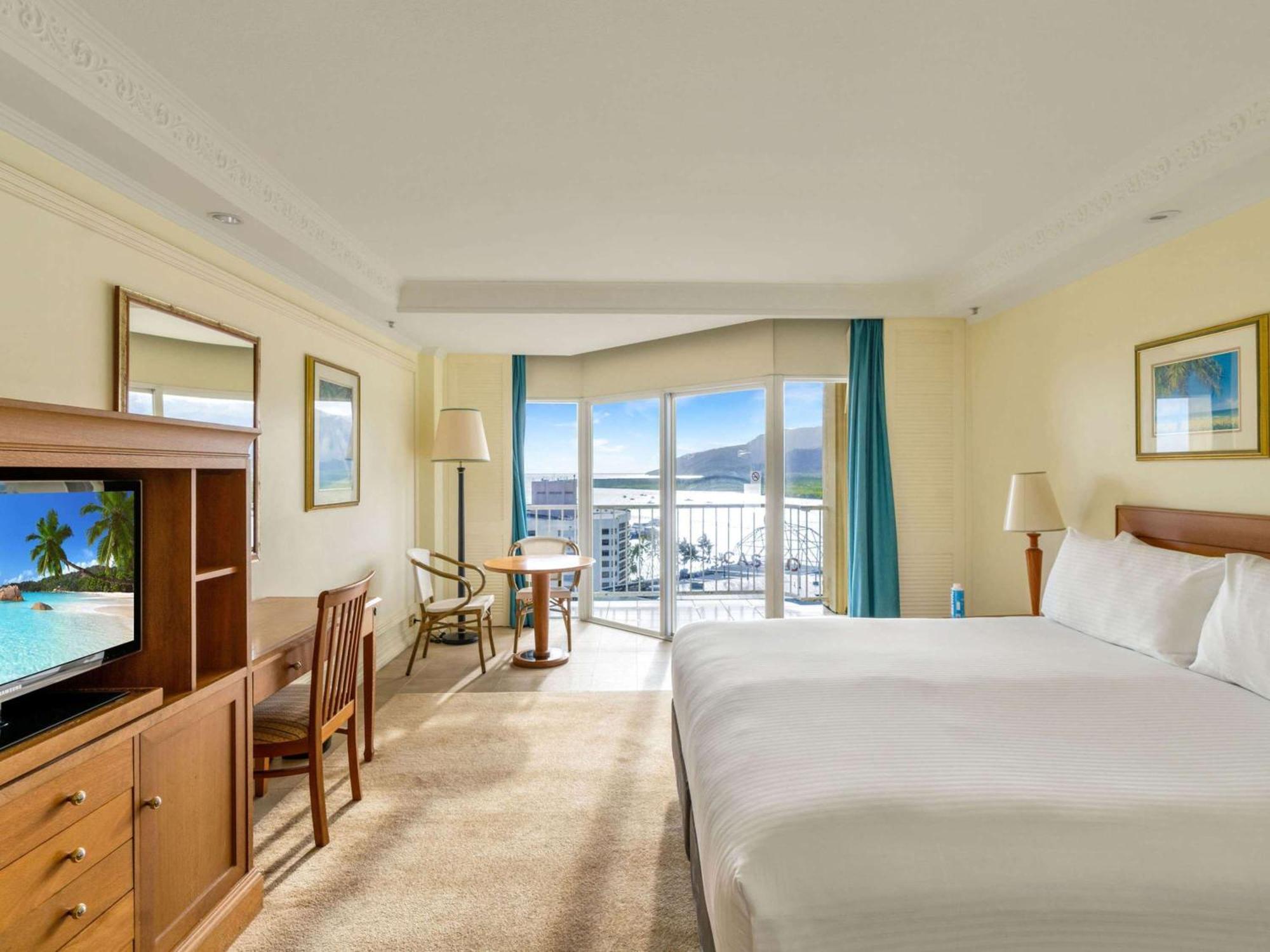 Pullman Cairns International Hotel Buitenkant foto A guest room at the Hilton San Diego Bay