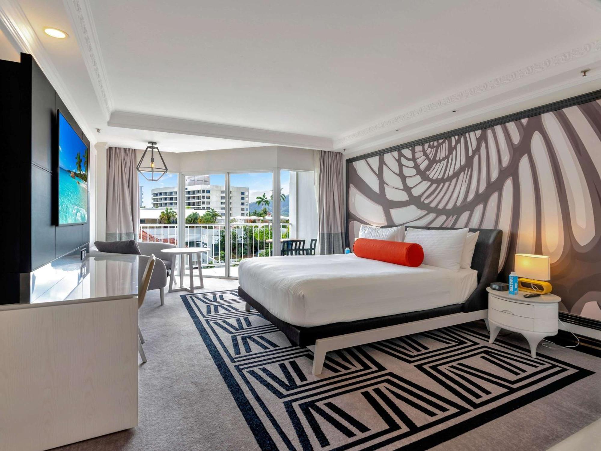 Pullman Cairns International Hotel Buitenkant foto A guest room at the SLS Lux