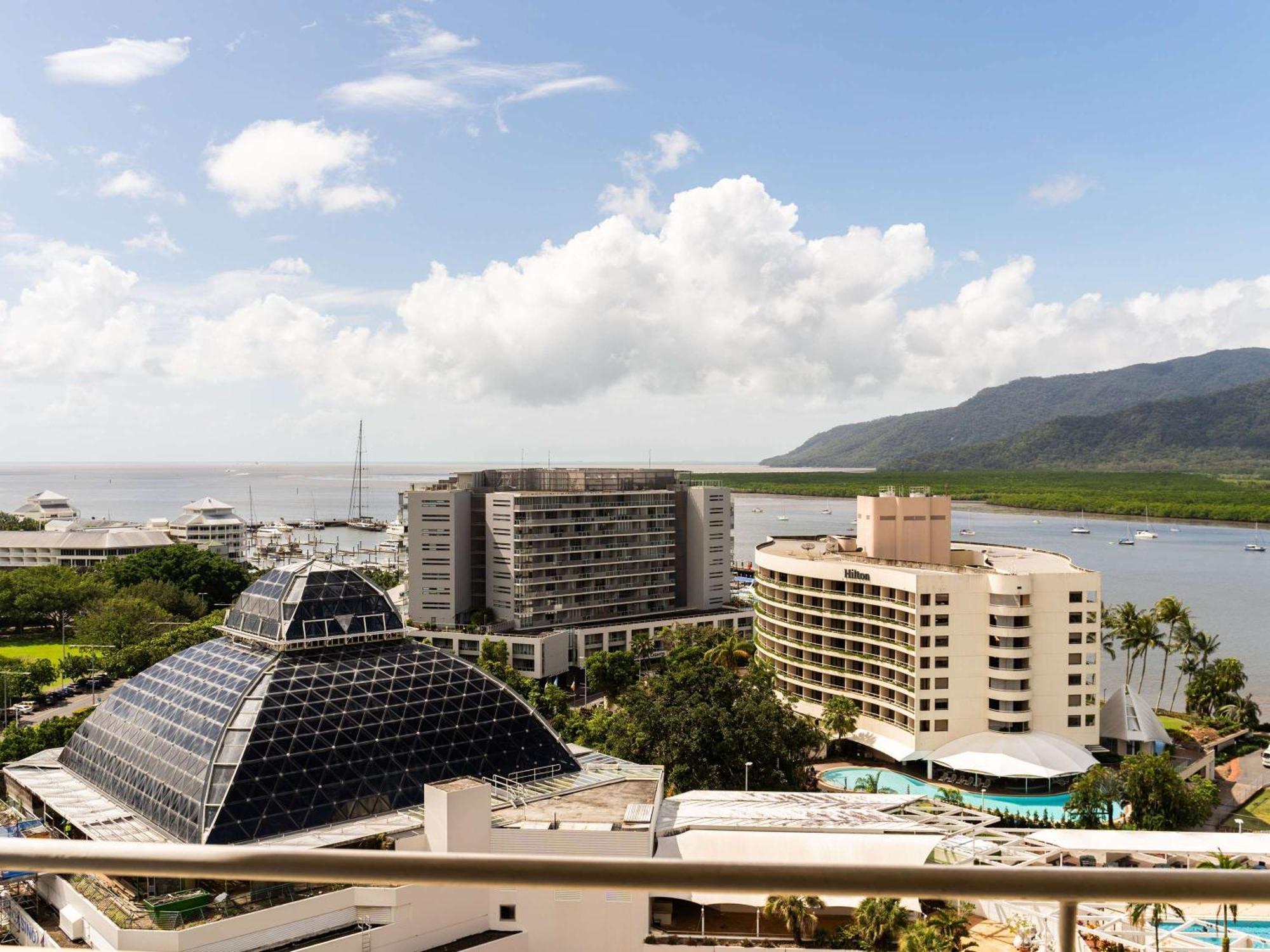 Pullman Cairns International Hotel Buitenkant foto The resort's main buildings