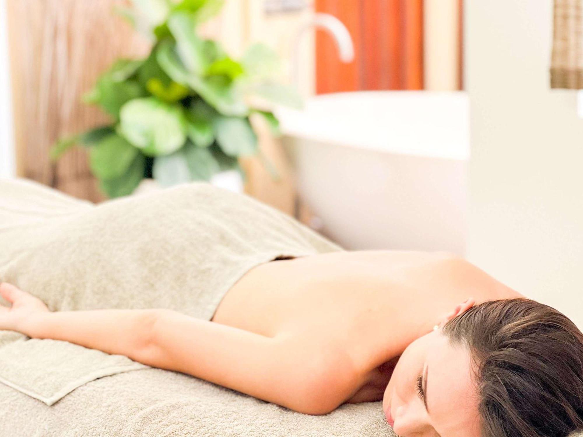 Pullman Cairns International Hotel Buitenkant foto A woman receiving a massage