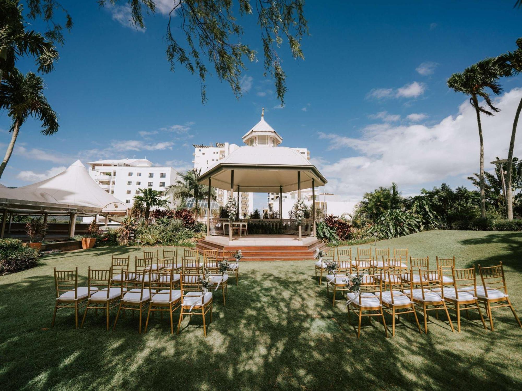 Pullman Cairns International Hotel Buitenkant foto The gazebo at the Royal Botanic Gardens, Victoria Park, Townsville