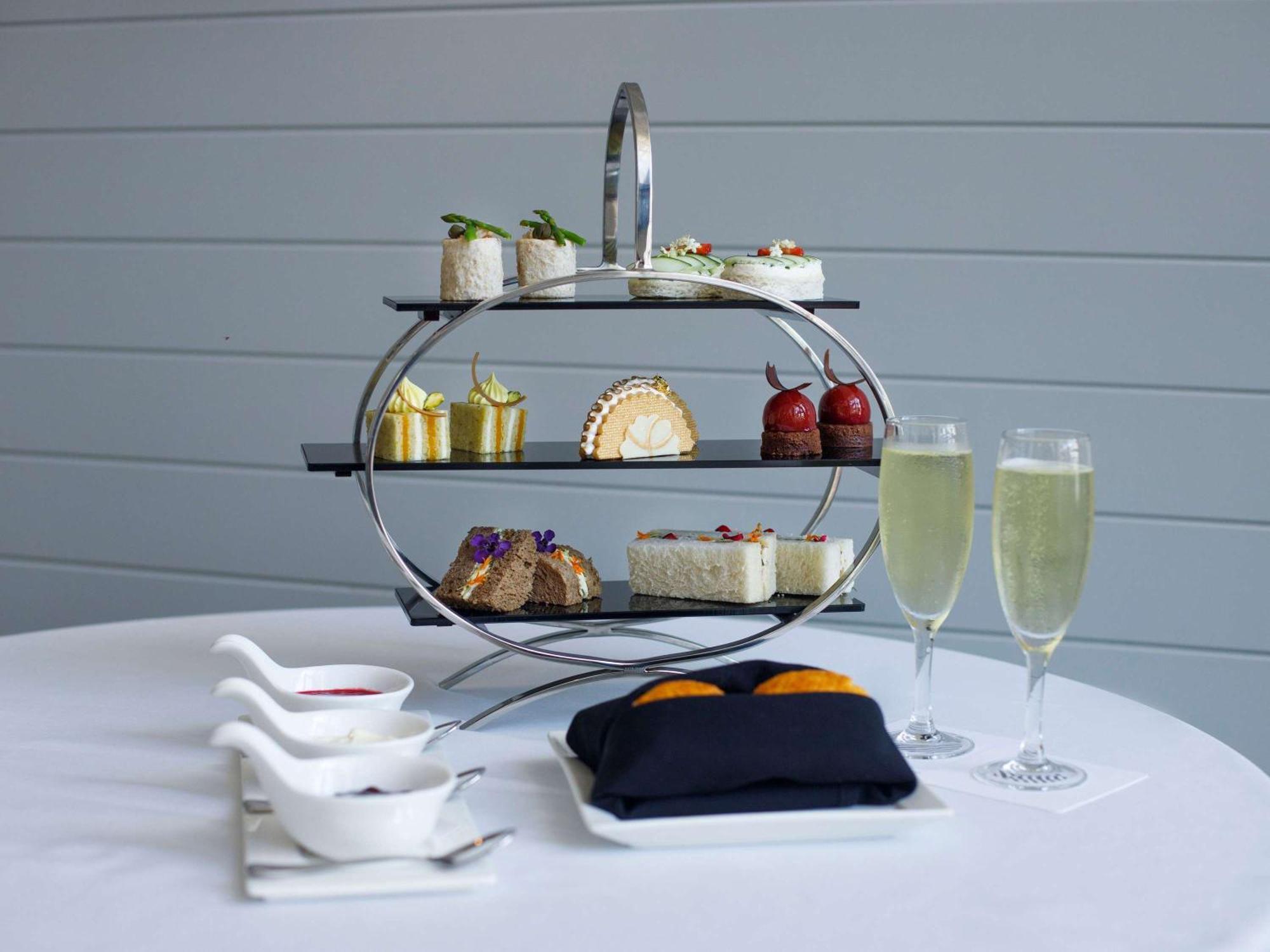 Pullman Cairns International Hotel Buitenkant foto Afternoon tea at the Qantas First Lounge at London Heathrow Airport