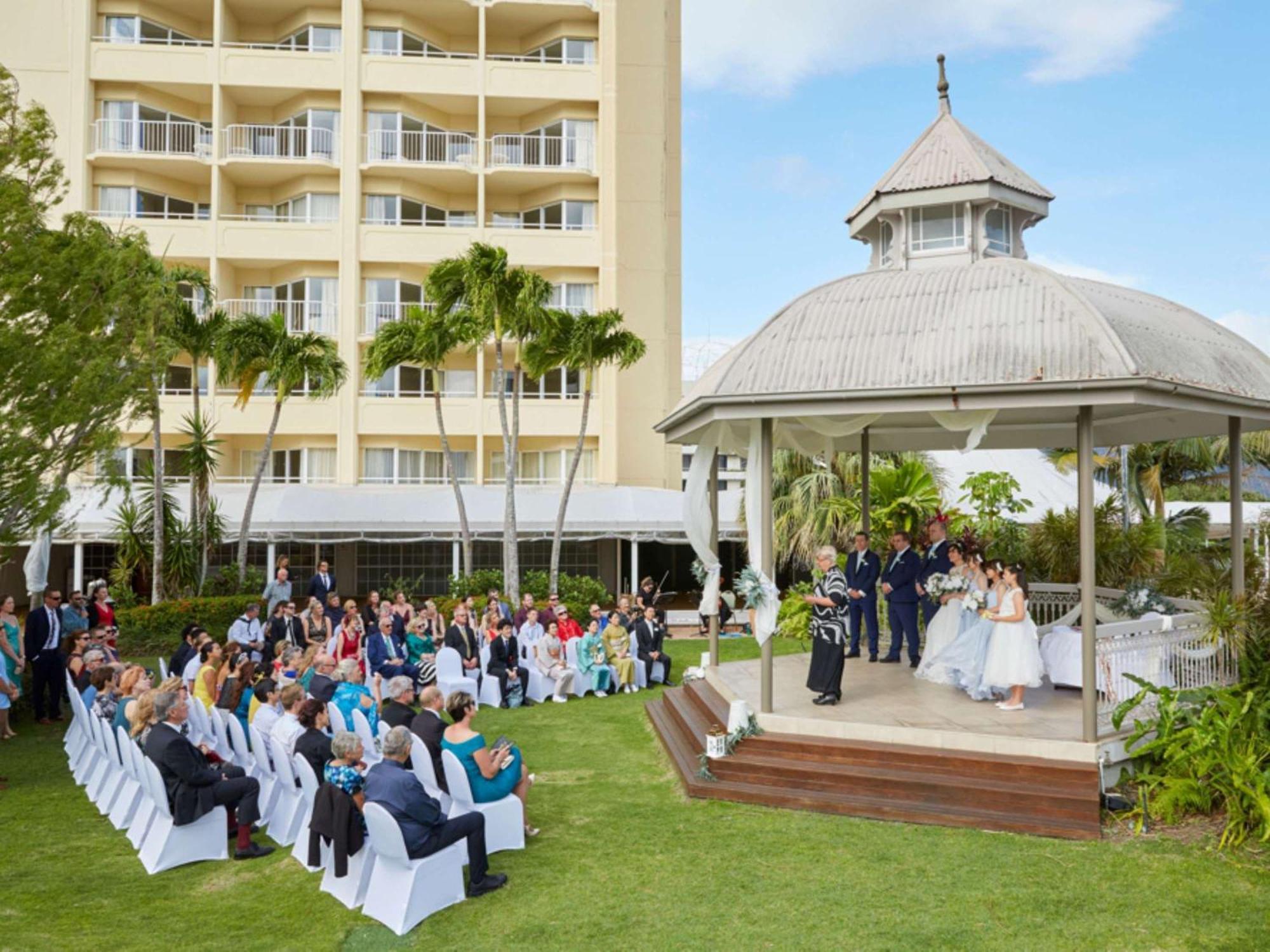 Pullman Cairns International Hotel Buitenkant foto A wedding at the Sheraton Resort