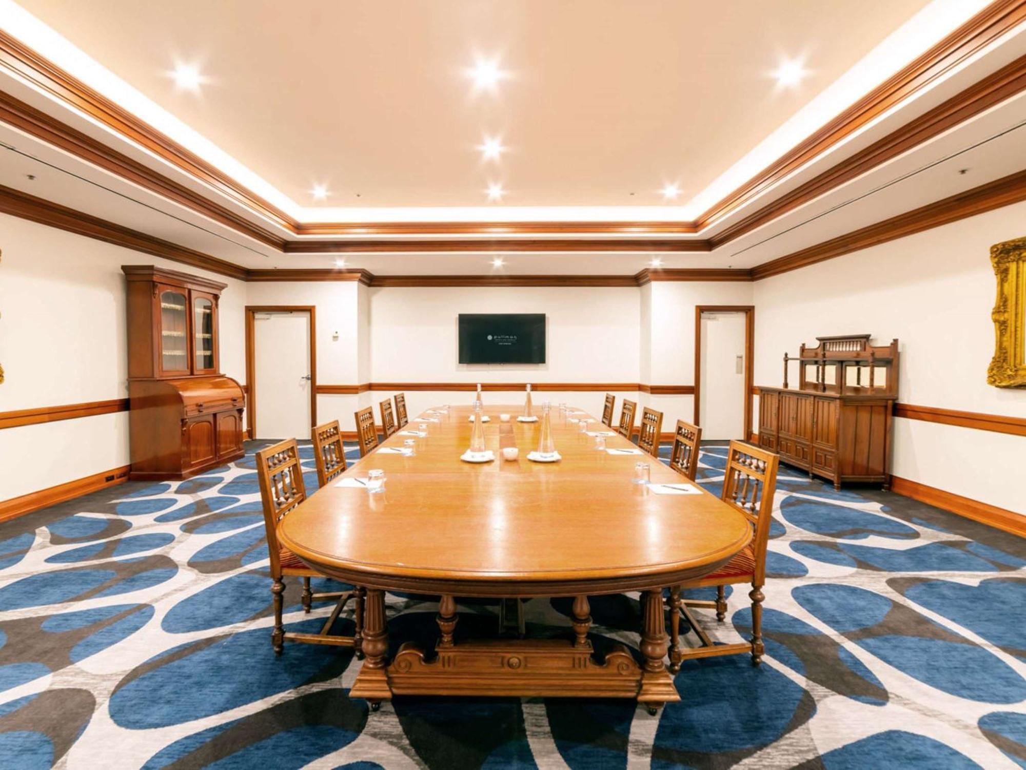 Pullman Cairns International Hotel Buitenkant foto The boardroom of the Royal Thai Navy SEALs