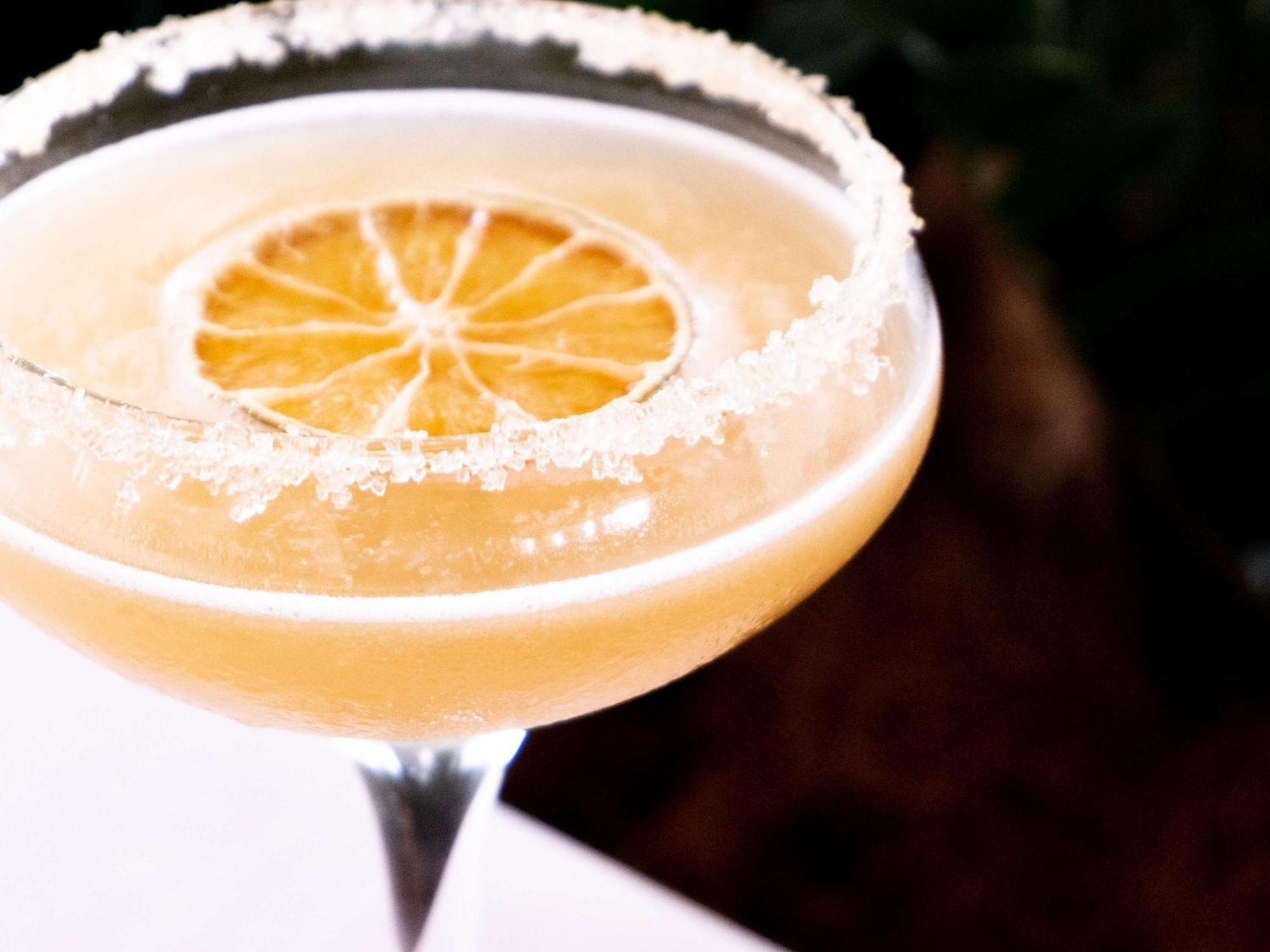 Pullman Cairns International Hotel Buitenkant foto A margarita garnished with lime