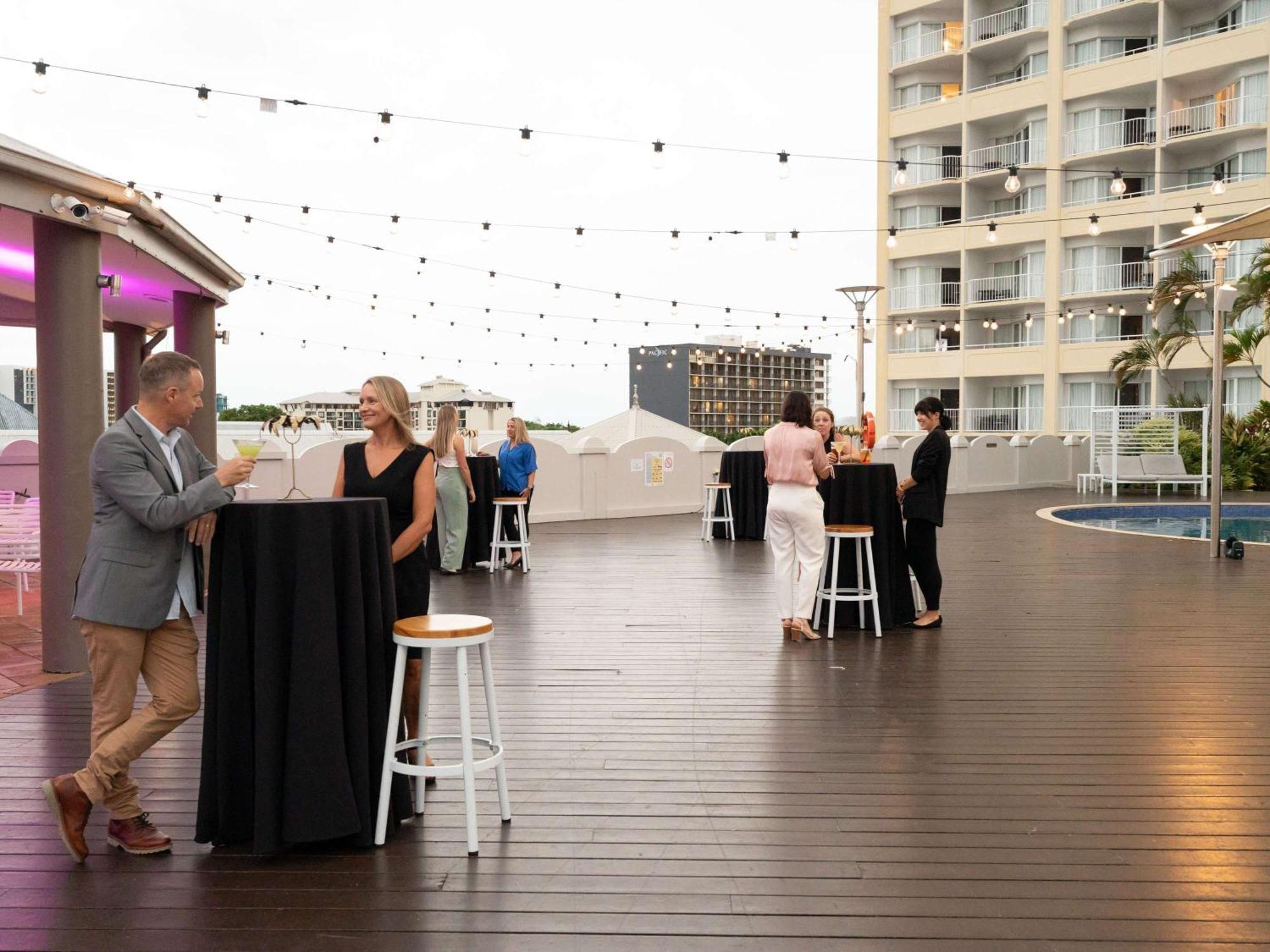 Pullman Cairns International Hotel Buitenkant foto The rooftop bar at the Emporium Hotel South Bank