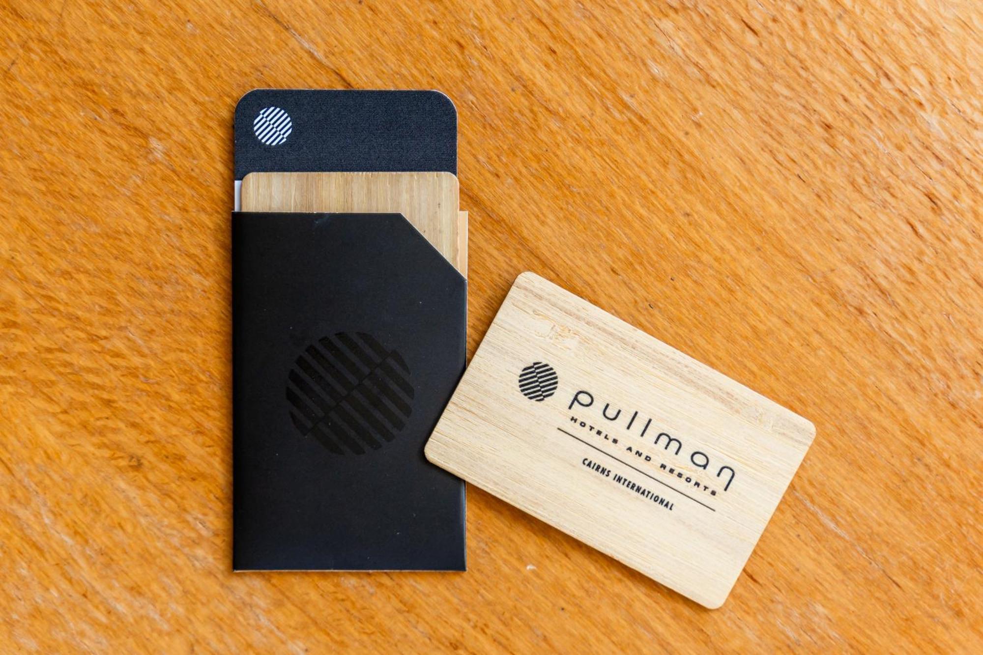 Pullman Cairns International Hotel Buitenkant foto A wooden business card